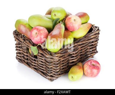 Birnen und Äpfel im Korb. Isoliert auf weißem Hintergrund Stockfoto