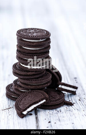 Portion Sahne Cookies (Nahaufnahme) auf hellen Holz Hintergrund Stockfoto