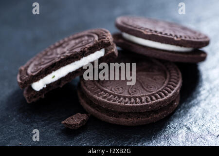 Portion Sahne Cookies (Nahaufnahme) auf hellen Holz Hintergrund Stockfoto