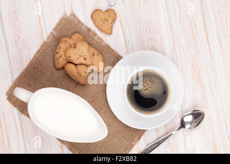 Kaffeetasse, geformte Herzen, Lebkuchen und Milch Krug. Auf weißer Holztisch Stockfoto