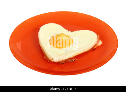 Fried Egg Sunny Side Up in Herzform. Isoliert mit Beschneidungspfad. Stockfoto