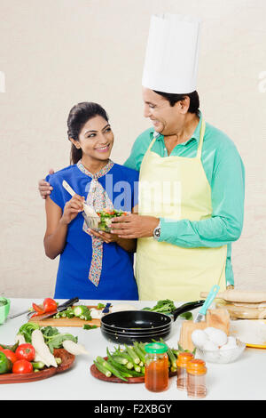2 indische Vater und Tochter Küche kochen Stockfoto