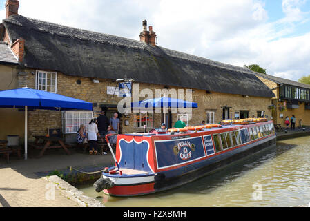 Das Boot-Inn am Grand Union Canal, Stoke Bruerne, Northamptonshire, England, Vereinigtes Königreich Stockfoto