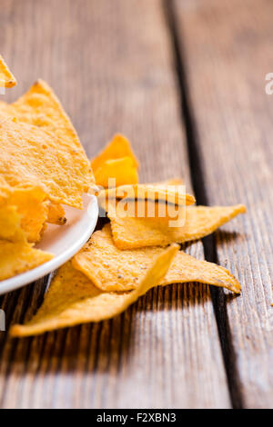 Portion Nachos auf rustikalen hölzernen Hintergrund Stockfoto