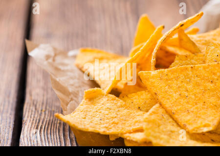 Haufen Nachos auf rustikalen hölzernen Hintergrund (close-up erschossen) Stockfoto