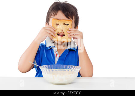 1 indische Kid Boy Frühstück Essen Corn Flakes und Brot Unfug Stockfoto