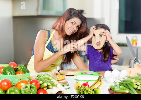 2 indische Mutter und Kind Tochter Küche kochen Stockfoto