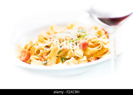 Penne Arrabbiata, Nudeln, Pasta, schneiden, schneiden Sie weißen Hintergrund, Rotwein, Tomaten, pikante Chili, Käse, Gericht, Parmesan, Symb Stockfoto