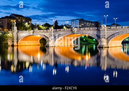 Turin (Torino), Brücke Umberto I und Fluss Po zur blauen Stunde Stockfoto