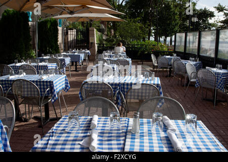 Außengastronomie auf der südlichen Terrasse am Fluss Kaufmannshaus, ein Restaurant im Battery Park City, Manhattan. Stockfoto