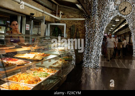 Chelsea Market an der Ninth Avenue und 15th Street in Manhattan, befindet sich in einem ehemaligen Keksfabrik, ein Anziehungspunkt für viele Touristen. Stockfoto