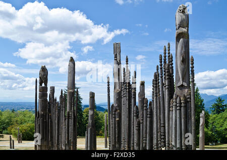 Einheimische japanische (Ainu) hölzerne Totempfähle mit Bären- und Eulenfiguren im Burnaby Mountain Park in Burnaby, British Columbia (Greater Vancouver) Stockfoto