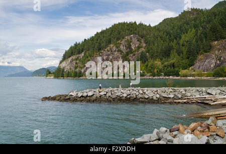 Schöne felsige Küste und Wälder am Porteau Cove Provincial Park in British Columbia, Kanada. Wasser des Howe Sound. Stockfoto