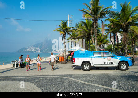 RIO DE JANEIRO, Brasilien - 8. Februar 2015: Polizei LKW steht am Eingang zum Arpoador, in der Nähe von Ipanema Strand geparkt. Stockfoto
