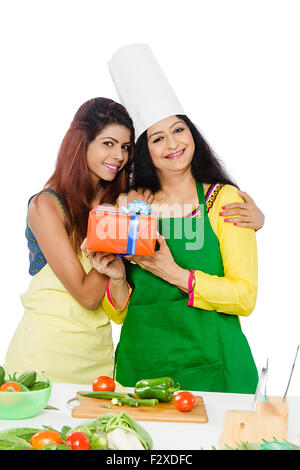 2 indische Erwachsene Frau Mutter und Tochter Küche kochen und Überraschungsgeschenk Stockfoto