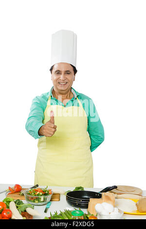 1 indische erwachsener Mann Haus Mann Küche kochen und Daumen nach oben zeigen Stockfoto