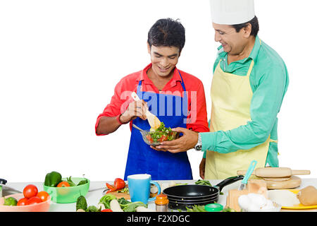 2 indische Vater und Sohn Küche kochen Stockfoto