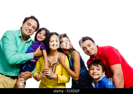 indische Gruppe gemeinsame Familie genießen Stockfoto