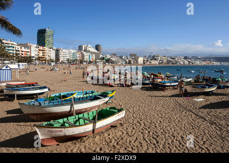 Bunte hölzerne Boote am Playa de Las Canteras, Las Palmas, Gran Canaria, Kanarische Inseln, Spanien Stockfoto