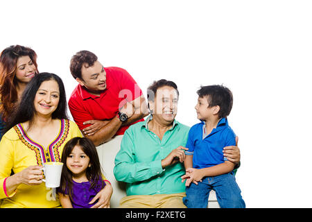 Genießen Sie indische Gruppe gemeinsame Familie sitzen Stockfoto