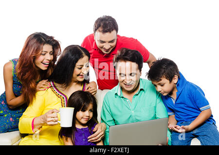 indische Gruppe gemeinsame Familie Laptop arbeiten Stockfoto