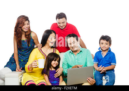 indische Gruppe gemeinsame Familie Laptop arbeiten Fingerzeig gestikulieren Stockfoto