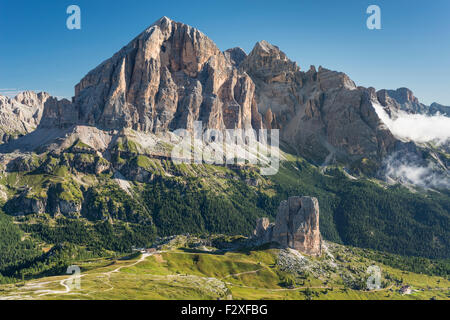 Blick vom Berg Nuvolau auf die Gruppe fünf Felstürme, Tofana di Rozes hinter Fanes Gruppe, Dolomiten, Veneto, Italien Stockfoto