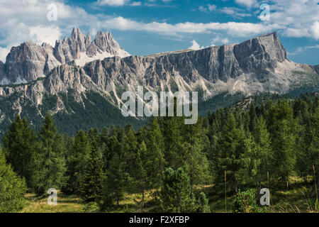 Blick vom Berg Nuvolau in Richtung Rock-Gruppe Lastoi di Formin, Giau Pass, Croda di Lago hinter, 2709 m, Ampezzaner Dolomiten Stockfoto