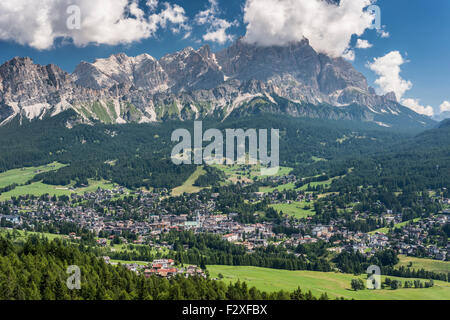 Blick Richtung Cortina d ' Ampezzo, Cristallo Bereich hinter Ampezzaner Dolomiten, Alpen, Venedig, Veneto, Italien Stockfoto