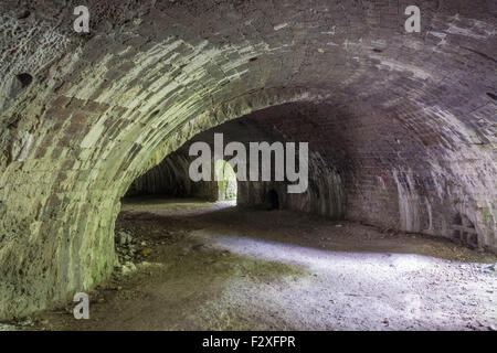 Innerhalb er Hoffman Brennöfen. Alten Kalköfen in Ribblesdale Stockfoto