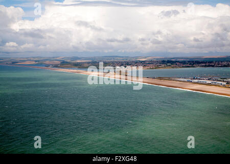 Chesil Beach mit Weymouth Hafen hinaus Isle of Portland, Dorset, England, UK Stockfoto