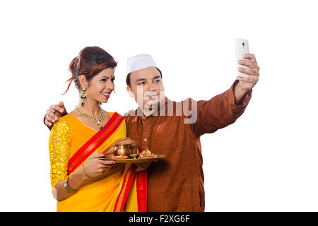 2 indische Marathi Erwachsenen verheiratet paar Diwali Gottesdienst und Handy Selfie Bild Stockfoto