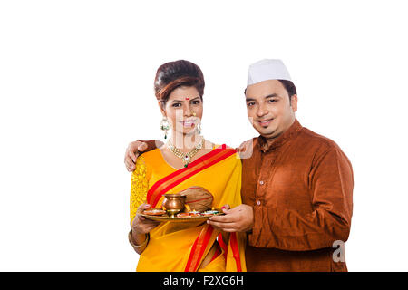 2 indische Marathi Erwachsenen verheiratet paar Diwali Aarti Anbetung Stockfoto