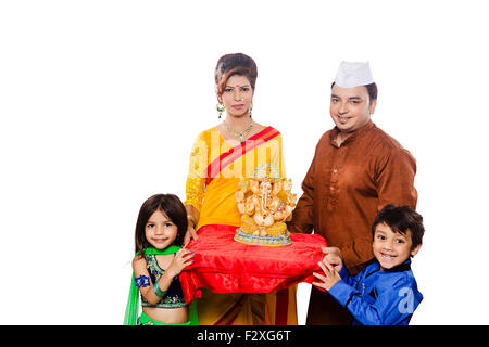 4 indische Marathi Familie Festival Ganesh Chaturthi Skulptur Anbetung Stockfoto