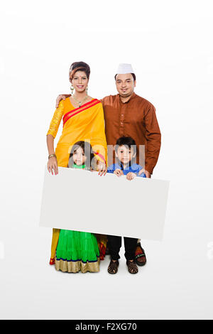 4 indische Marathi Familie Diwali Festival Message Board anzeigen Stockfoto