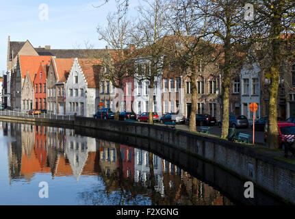 Kanal-Seite-Szene mit traditionellen Häusern spiegelt sich in ruhigem Wasser Brügge Belgien Stockfoto