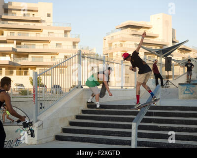 Urban extreme Sportpark. Junge Skater führt Stunts mit dem skateboard Stockfoto