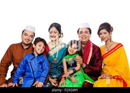 indische Gruppe Marathi gemeinsame Familie Diwali-fest Stockfoto