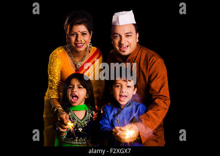 4 indische Marathi Familie Diwali Festival spielen Fire Cracker Stockfoto