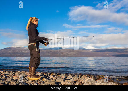 Junge Frau Angeln in Schwedisch-Lappland. Stockfoto