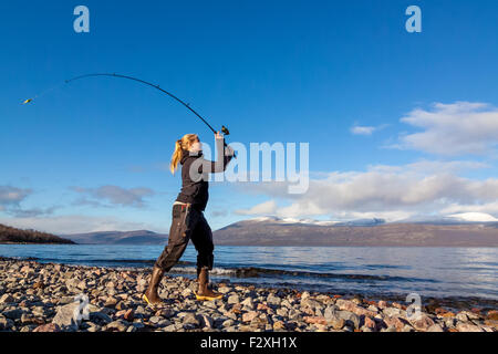 Junge Frau Angeln in Schwedisch-Lappland. Stockfoto