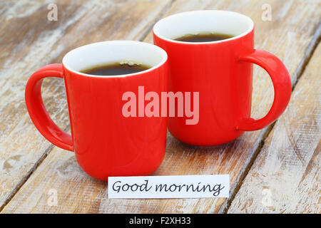 Guten Morgen Karte mit zwei Tassen Kaffee auf rustikalen Holzoberfläche Stockfoto