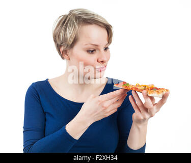 Junge Frau mit einem Stück Pizza und bereit zu essen, isoliert auf weiss Stockfoto