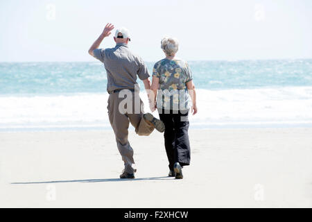 ältere Menschen Paar am Strand, glücklich, einher. Stockfoto