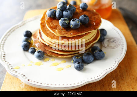 amerikanische Pfannkuchen mit Sirup auf Platte Stockfoto