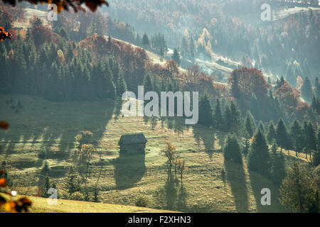 Bunte Herbstlandschaft im Bergdorf, morgen in den Karpaten. Europa in Siebenbürgen, Rumänien. Stockfoto