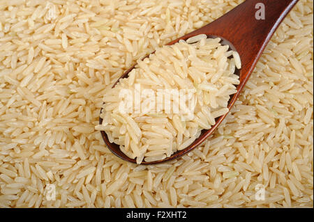 Brauner Reis in Holzlöffel Stockfoto
