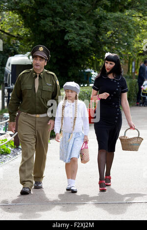 Familie in den 1940er Jahren Kostümen gekleidet für das Dorf am Krieg event Stockfoto