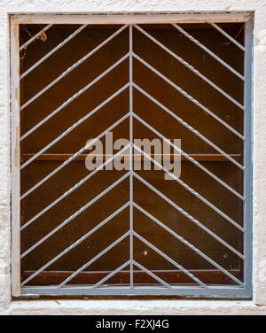 ein altes Fenster mit die Metallstäbe Stockfoto