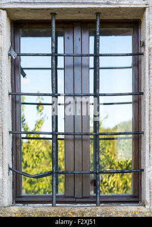 ein altes Fenster mit die Metallstäbe Stockfoto